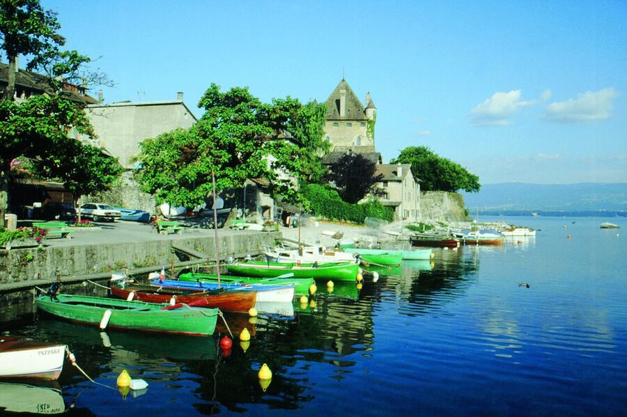 From Geneva: Yvoire medieval village & Lake Geneva Cruise - Entering Yvoire’s medieval world, step by step
