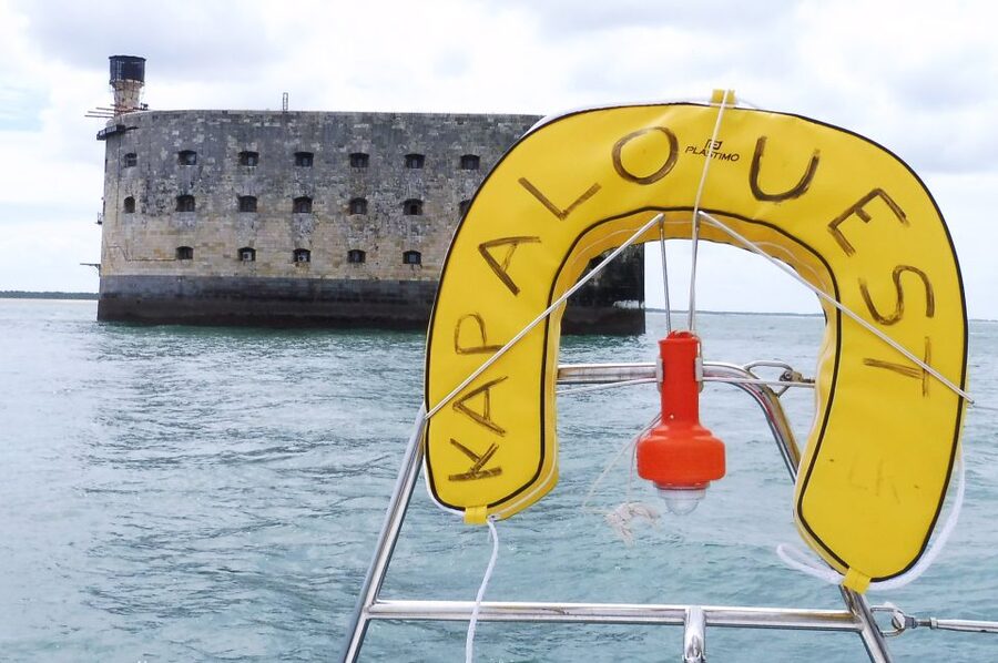 From La Rochelle: Sailing Cruise to Fort Boyard - Picnic rules, wind, and the return on the trampolines