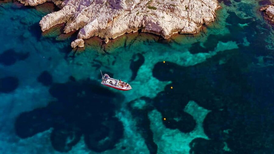 From Marseille: Iconic Calanques Boat Tour with Swimming - En-Vau: a beach-style calanque break with scenic payoff