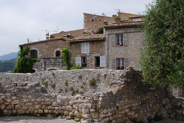 From Nice: Cannes, Antibes & Saint-Paul-de-Vence Tour - How guides and pacing shape the whole day