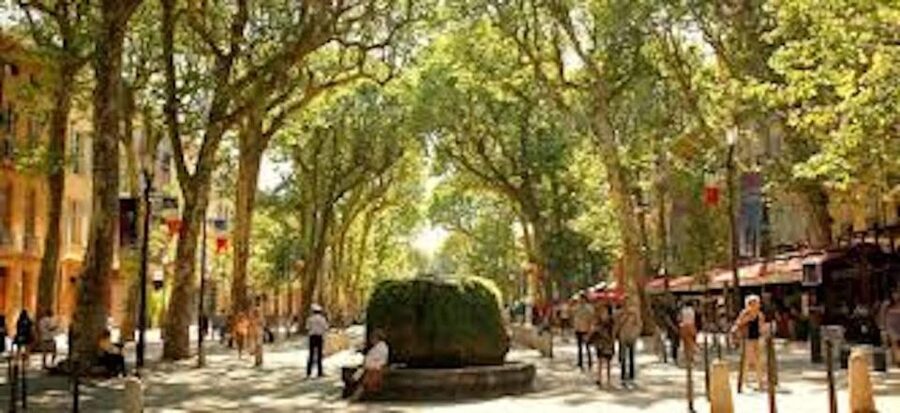 From Nice: Full-Day Provence and Lavender Tour - Moustiers-Sainte-Marie: fountains, ramparts, and an old aqueduct