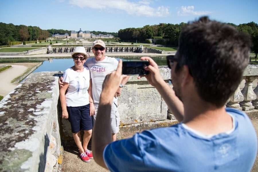 From Paris: Chateau de Fontainebleau & Vaux-Le-Vicomte Tour - How the guide and audio guides work together
