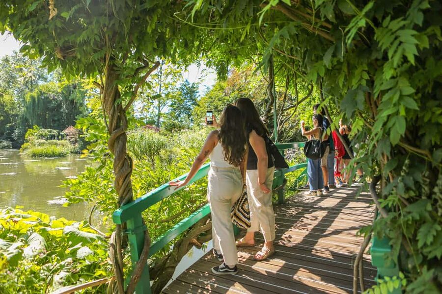 From Paris: Day Trip to Giverny & Versailles with Lunch - Crowds, Heat, and Footwear: The Stuff That Can Make or Break the Day