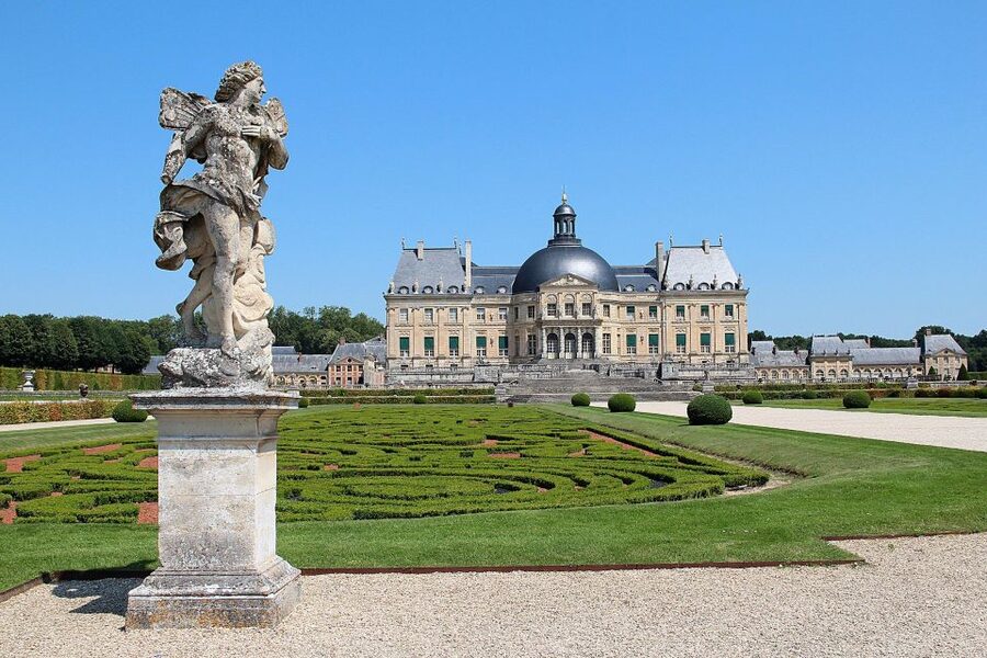 From Paris: Fontainebleau & Vaux-le-Vicomte Private Tour - Fontainebleau Palace: the inhabited royal château and Napoleon’s throne