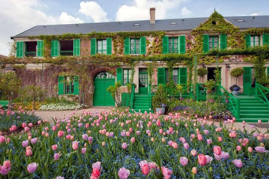From Paris: Giverny and Monet's Home Day Trip - Getting there from Paris: the meeting point and the minibus advantage
