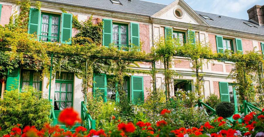 From Paris: Giverny and Versailles Palace Guided Day Trip - Giverny Free Time: Eat, Walk, and Let It Sink In