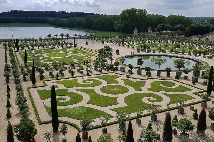 From Paris: Giverny and Versailles Private Full-Day Trip - Giverny and Monet’s House: the pond and Japanese bridge pull you in