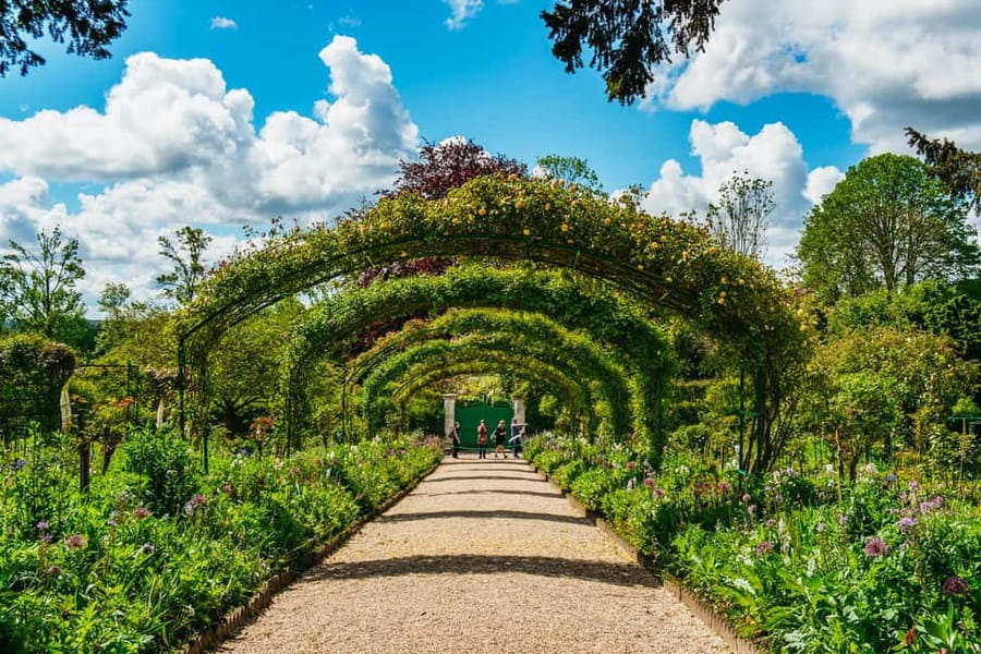 From Paris: Giverny, Monet’s Home & Gardens Half-Day Trip - Monet’s tomb photo stop: quick but meaningful