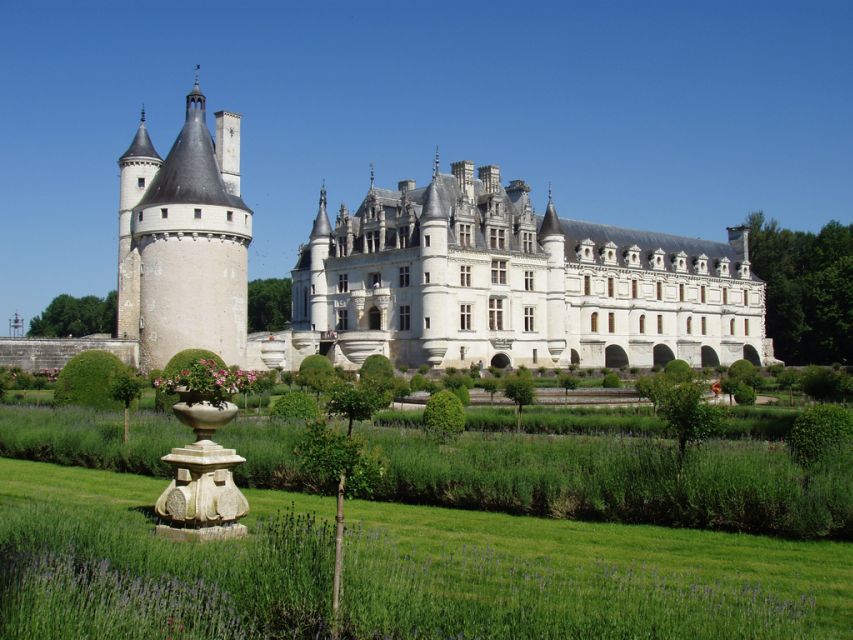 From Paris: Loire Valley Castles Full-Day Tour with Lunch - Meeting point and group comfort: how this tour stays doable