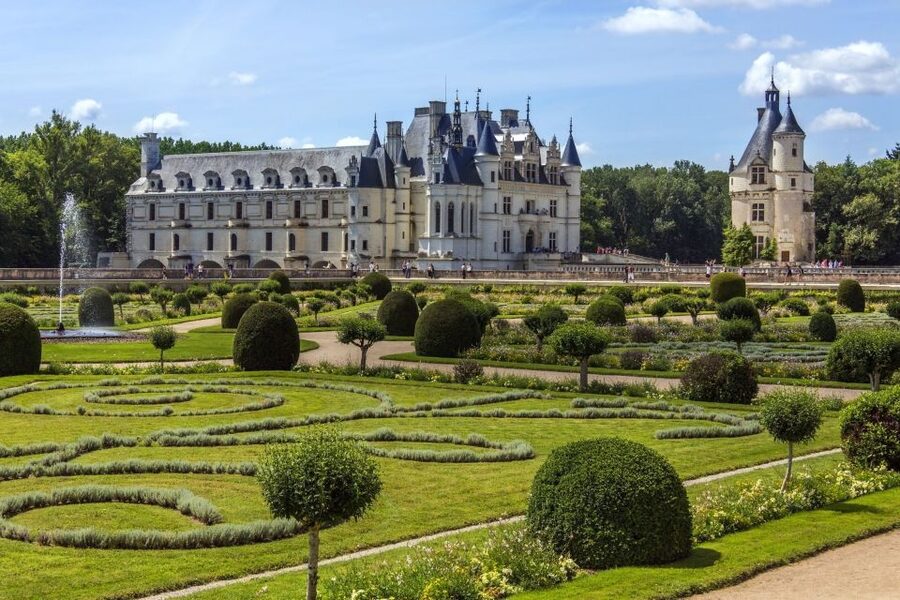 From Paris: Loire Valley Castles Tour with Hotel Transfers - Chenonceau on the Cher River: the fairy-tale castle and its people