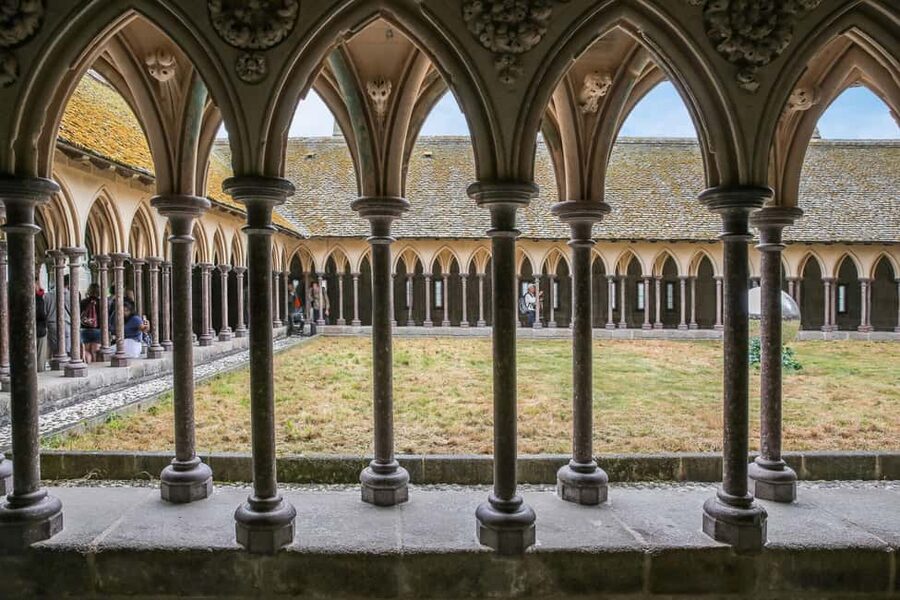 From Paris: Mont Saint-Michel Tour with Hotel Pickup Service - What the narration adds, beyond the photos