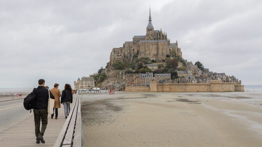 From Paris: Mont St Michel and Loire Valley 2 Day Tour - Guides, language switching, and how to avoid awkward moments