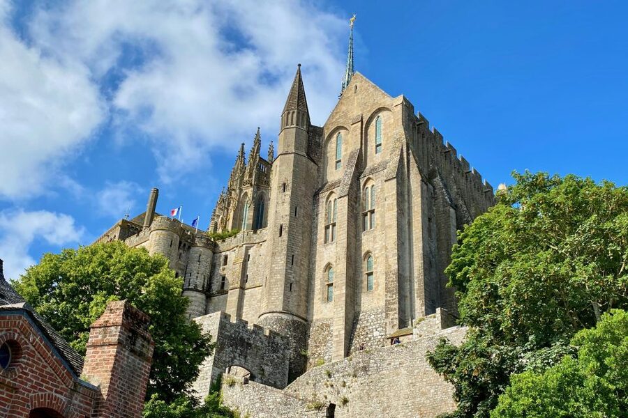 From Paris: Private Mont Saint-Michel & Normandy D-Day Tour - Private Mercedes pickup: the easiest way to start a tough day
