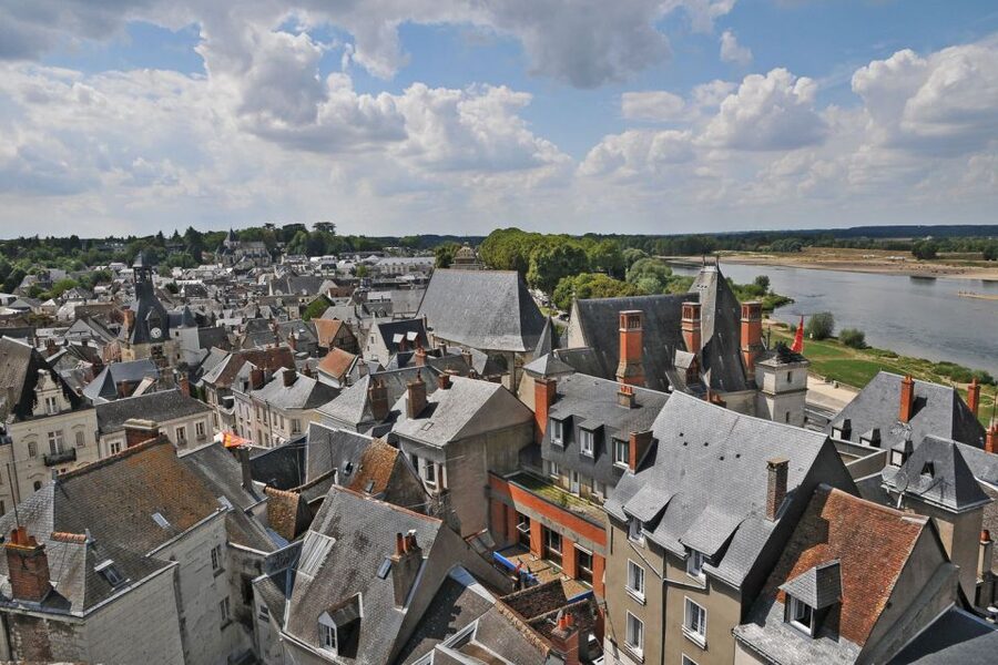 From Paris: Small-Group Loire Valley Castles Full-Day Tour - Château de Chenonceau: the arches and the women who shaped the place