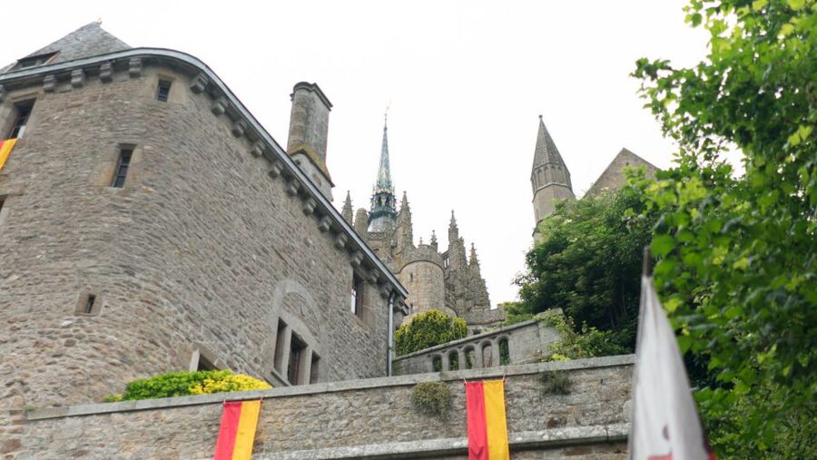 From Paris: Small-Group Mont St Michel Tour & Cider Tasting - Narrow lanes, ramparts, and how to manage the crowds