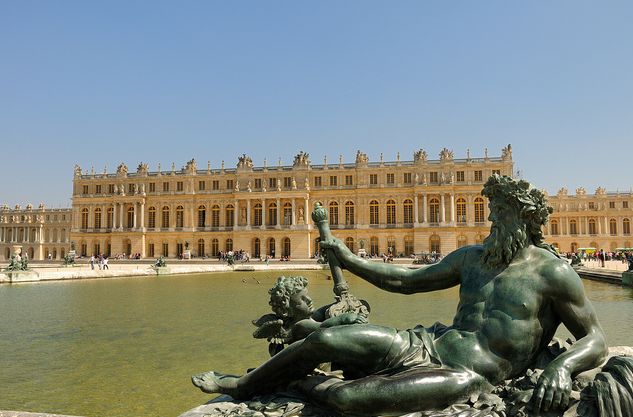 From Paris: Versailles Guided Tour by Deluxe Minibus - Priority entry and the palace route that actually makes sense