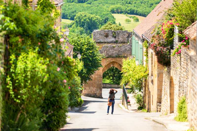 From Sarlat: Beynac & Domme Tour & Dordogne Boat Ride - Beynac: a cliff-top fortress that explains itself as you walk