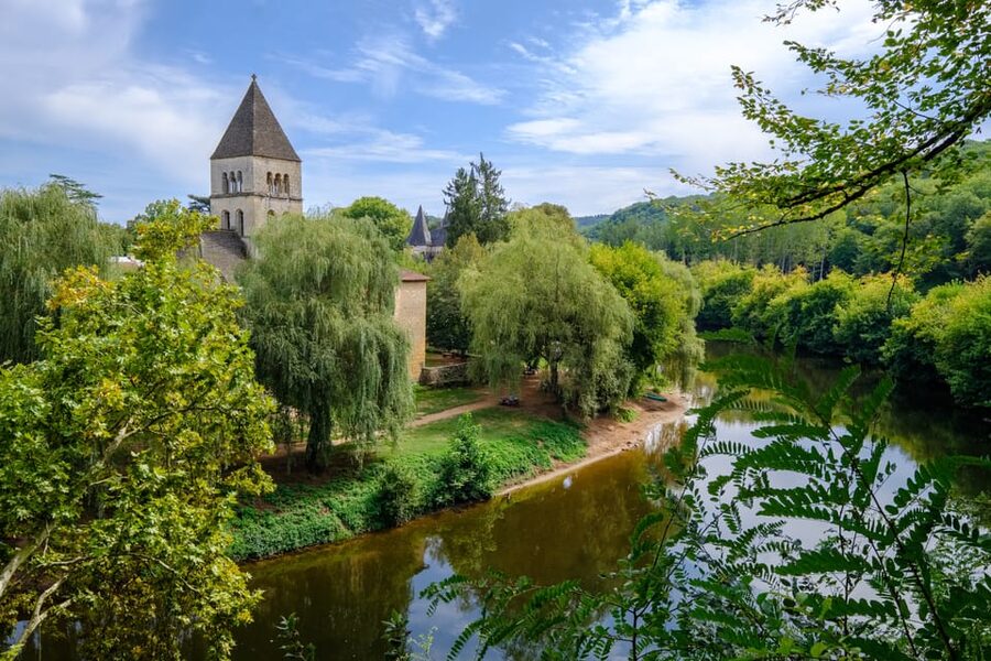 From Sarlat: Half-Day Skip-the-Line Lascaux IV Tour - Les Eyzies and Saint Léon: connecting the dots in the Vezere Valley