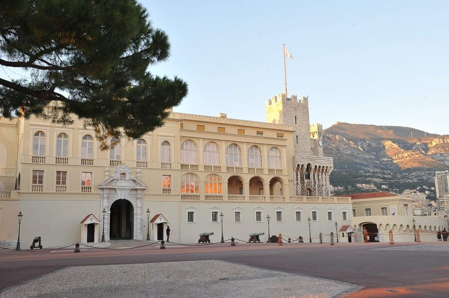 Full-Day Small Group Tour to Monaco and Eze - Setting off on the Moyenne Corniche, where the Riviera opens up