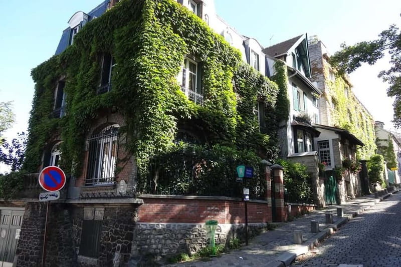 German private Walking Tour through Montmartre & Passages - Who should book this German Montmartre and passages tour