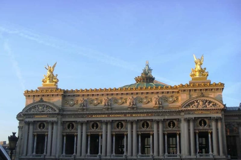 German private Walking Tour through Montmartre & Passages - Following the artists through Montmartre’s quieter streets