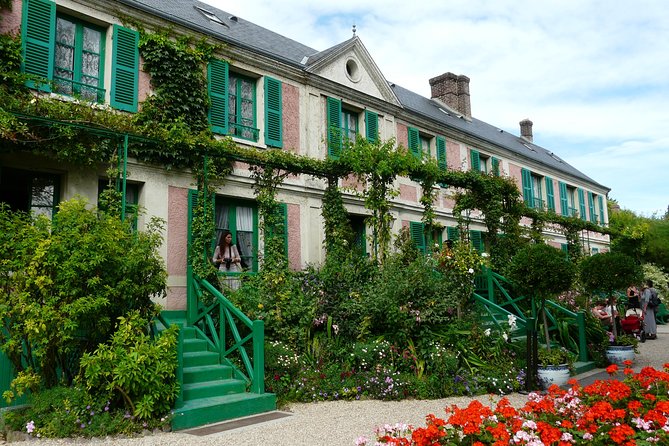 Giverny and Versailles Small Group Day Trip from Paris with Lunch - Versailles Gardens Outside: Beautiful, But Crowd-Control Realities