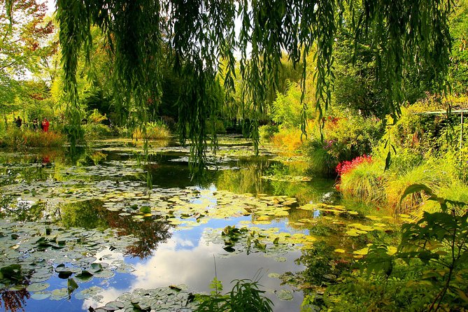 Giverny and Versailles Small Group Day Trip from Paris with Lunch - Giverny Village and Monet’s House: How the Visit Feels