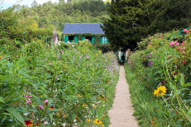 Giverny Monet's Home & Versailles Palace Day Trip from Paris - The “Versailles first, Monet later” pacing that works