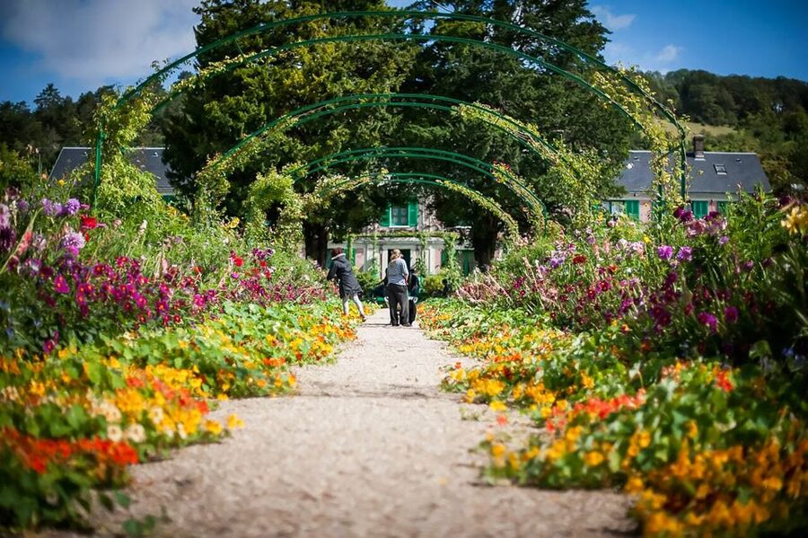 Giverny: Monet's House and Gardens Guided Tour - Finding Les Nymphéas and Spotting Brigitte