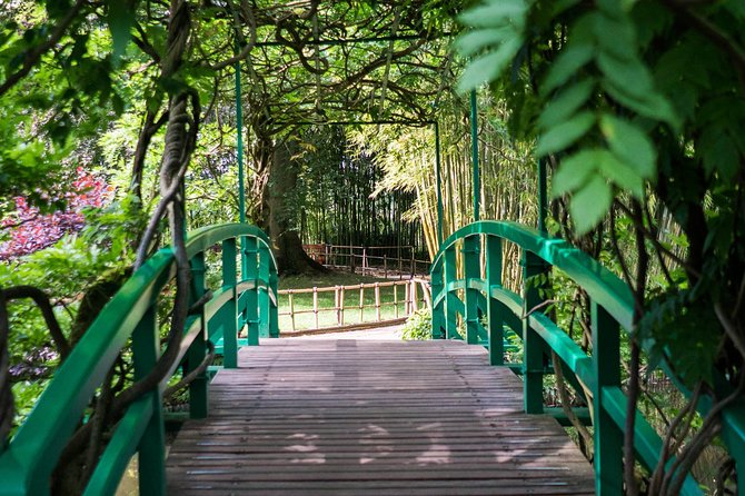Giverny Small-Group Half Day Trip with Monet’s Gardens from Paris - The Japanese garden and the water-lily pond photo sweet spot