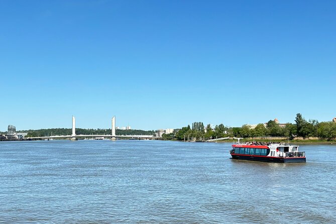 GUIDED CRUISE – BORDEAUX UNESCO - The break on board: bar service and a simple wine moment