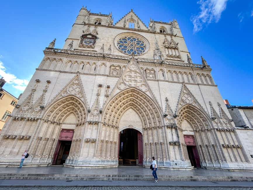Guided walk from Vieux-Lyon to the Presqu'île - Place du Change: Setting the tone in Old Lyon