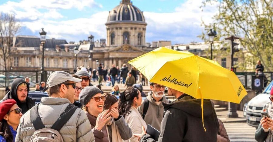 Historic Paris Walking Tour in English - Start at Hôtel de Ville, find the yellow umbrella