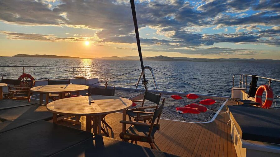 Hyères : Sunset Catamaran Cruise to Giens Peninsula - Boarding at Hyères Saint-Pierre Port, without the stress