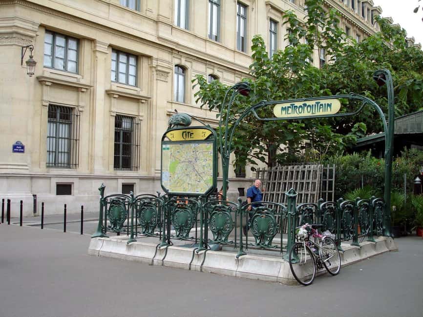 Île de la Cité & Notre-Dame Guided Tour - Saint-Julien-le-Pauvre, old Paris in a quiet garden