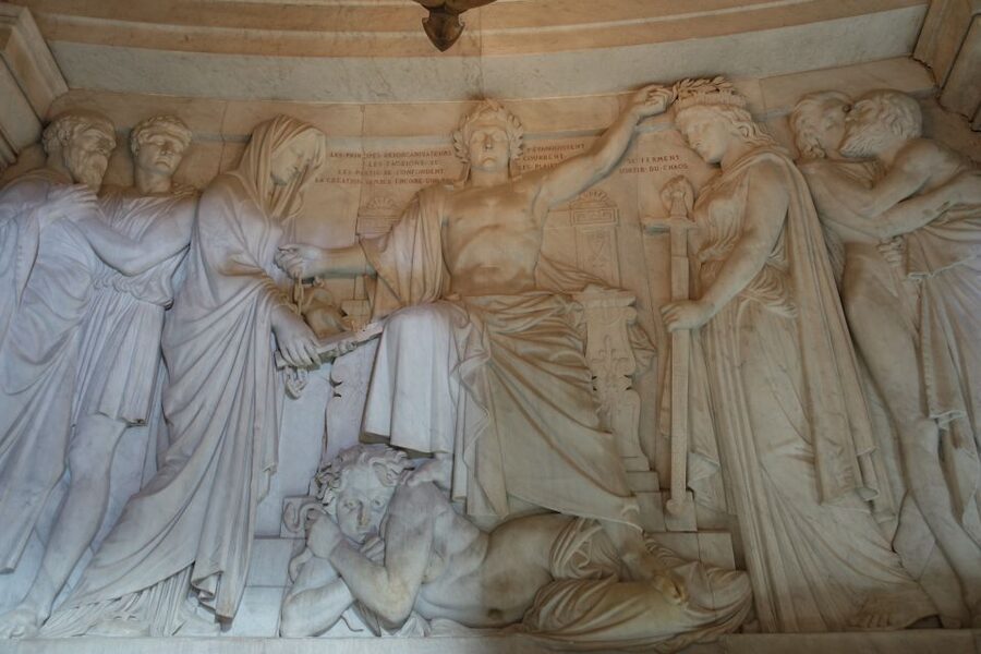 Invalides Museum - WWI & WWII - Guided Tour up to 8 guests - Courtyard origins and the gold-domed setting you cannot miss