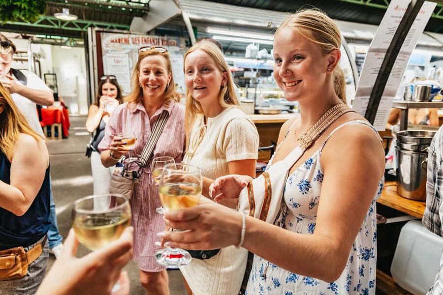 Le Marais Walking Food Tour with Cheese, Wine & Pastries - Meet Le Repaire de Bacchus and start eating on time