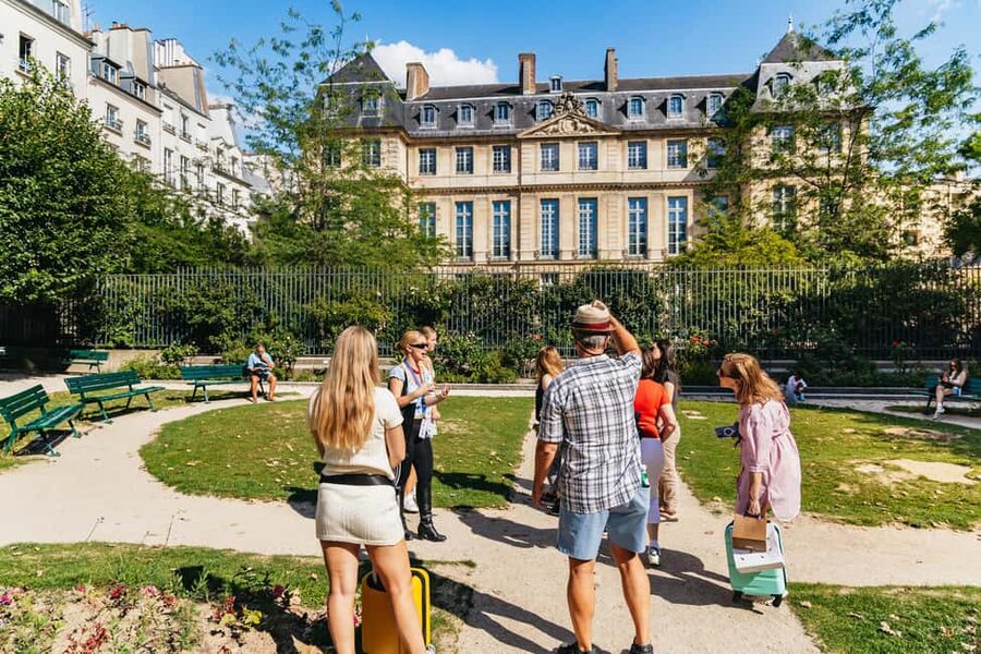 Le Marais Walking Food Tour with Cheese, Wine & Pastries - Market stop and artisan shops: how locals shop for everyday cravings