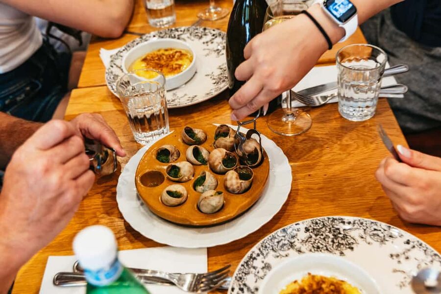 Le Marais Walking Food Tour with Cheese, Wine & Pastries - The restaurant stop, and why the pacing helps you enjoy it