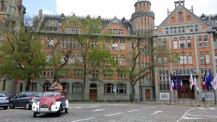 Lille Driving Tour by Convertible Citroen 2CV - What your guide will do with the monuments you pass