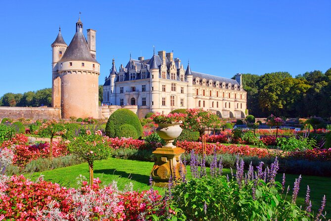 Loire Valley Castles Day Trip from Paris with Complementary Wine - Château de Chenonceau: wine tasting plus a château that crosses the river