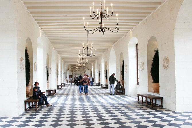 Loire Valley Castles Day Trip from Paris with Complementary Wine - Guide style and pacing: the difference between “good” and “great”