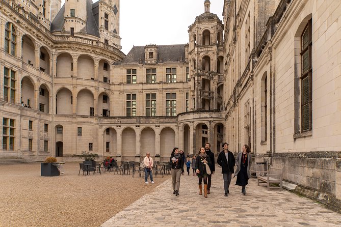 Loire Valley Castles Trip with Chenonceau and Chambord from Paris - Live guide or audio app: how to choose what will actually work for you
