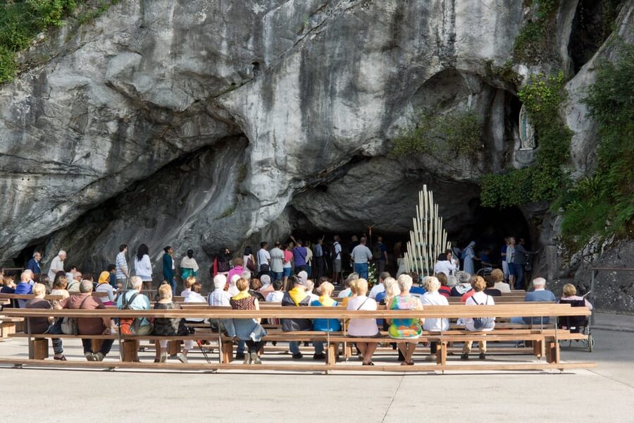 Lourdes: Private Guided Tour in the Sanctuary - The Grotto stop: where the story starts and the crowds become manageable