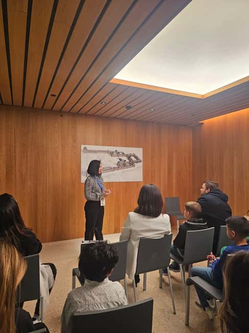 Louvre Museum (Essential) – 2-hour visit in Portuguese with a photo session - Meeting at the Napoleon Wing, then using priority entry smartly