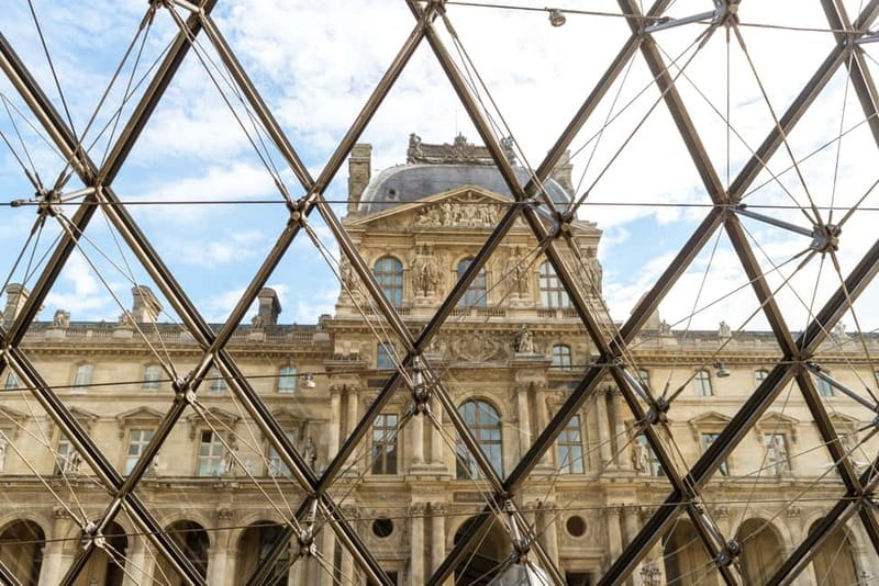 Louvre Museum: Skip-the-Line Small Group Guided Tour - Where you meet near the Louvre Pyramid (and why it can feel tricky)