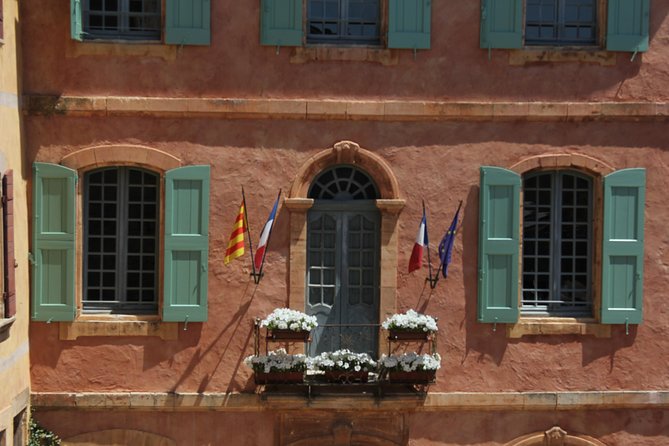 Luberon Market & Villages Day Trip from Aix-en-Provence - Apt on Saturday: lively market energy in a tight street grid