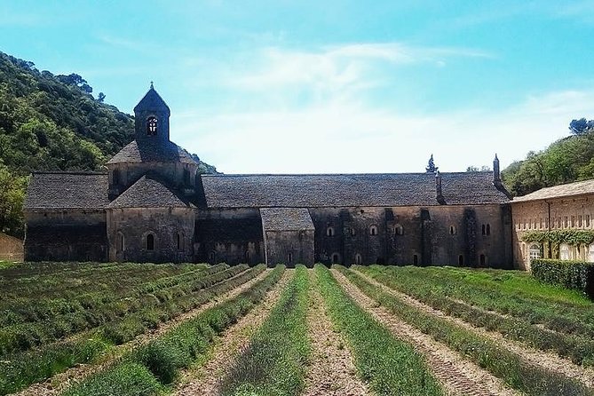 Luberon Market & Villages Day Trip from Aix-en-Provence - La Fontaine de Vaucluse: time for the famous spring and nearby wandering