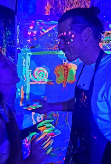 Lyon : Neon painting in an artist's studio - gallery - Entering Atelier Mory: fluorescent art meets real studio time in Lyon