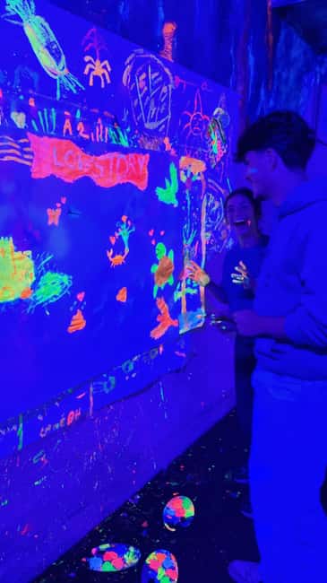 Lyon : Neon painting in an artist's studio - gallery - Fluorescent-paint technique: the stuff that makes it glow in real life